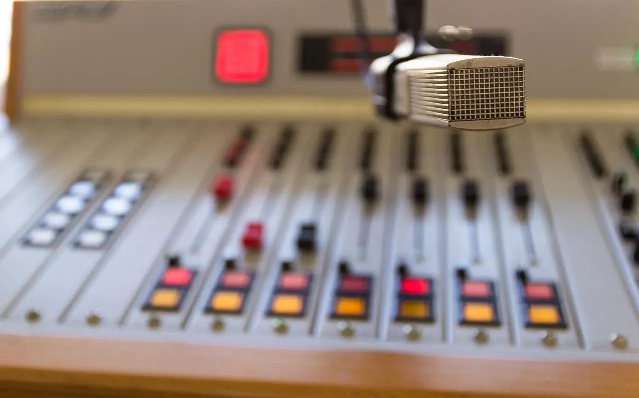 This AI Radio Host Speaks Spanish and Backs Immigrants. It’s Winning Over Listeners