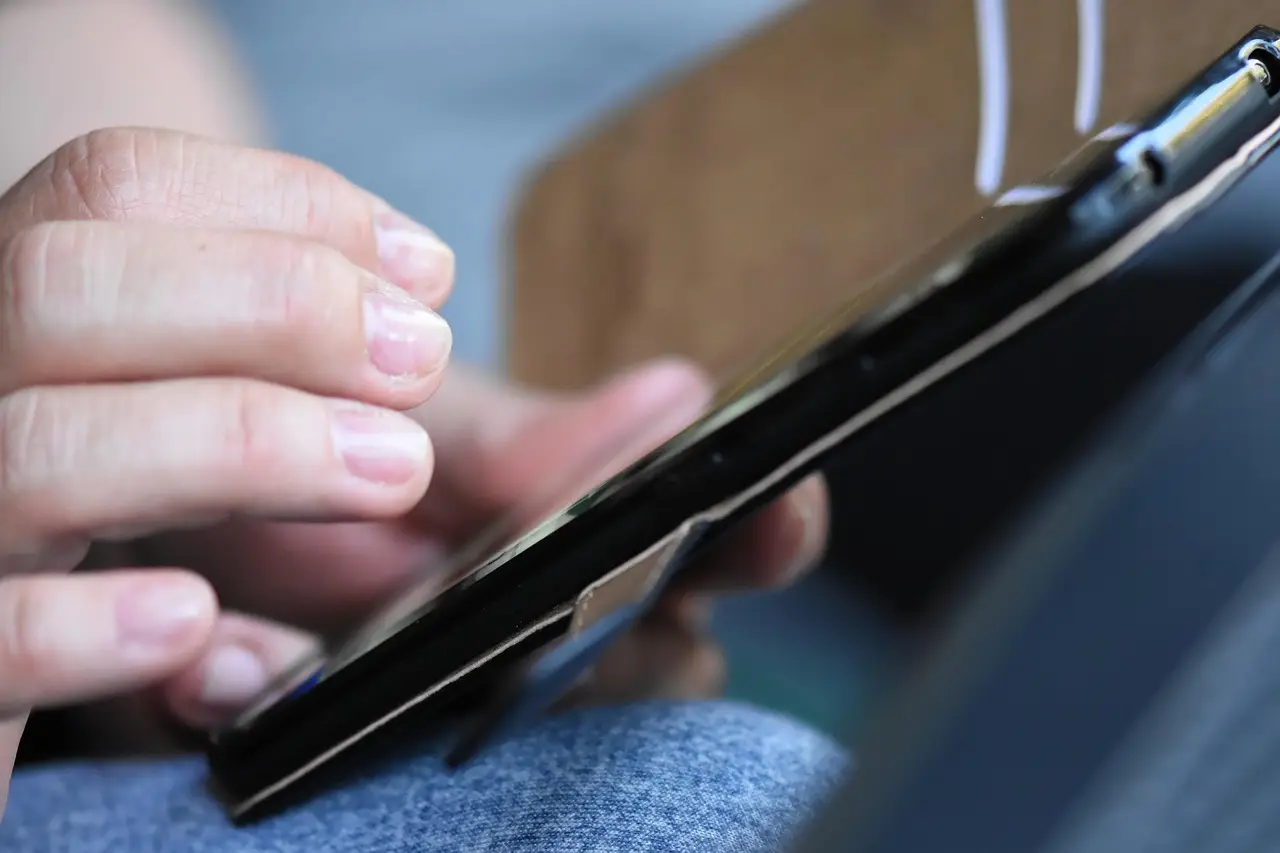 OpenMobile-2 proves open-source smartphone agents can rival proprietary models